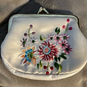 Vintage White Coin Purse Embroidered Floral Small Satin kiss Clasp Clean